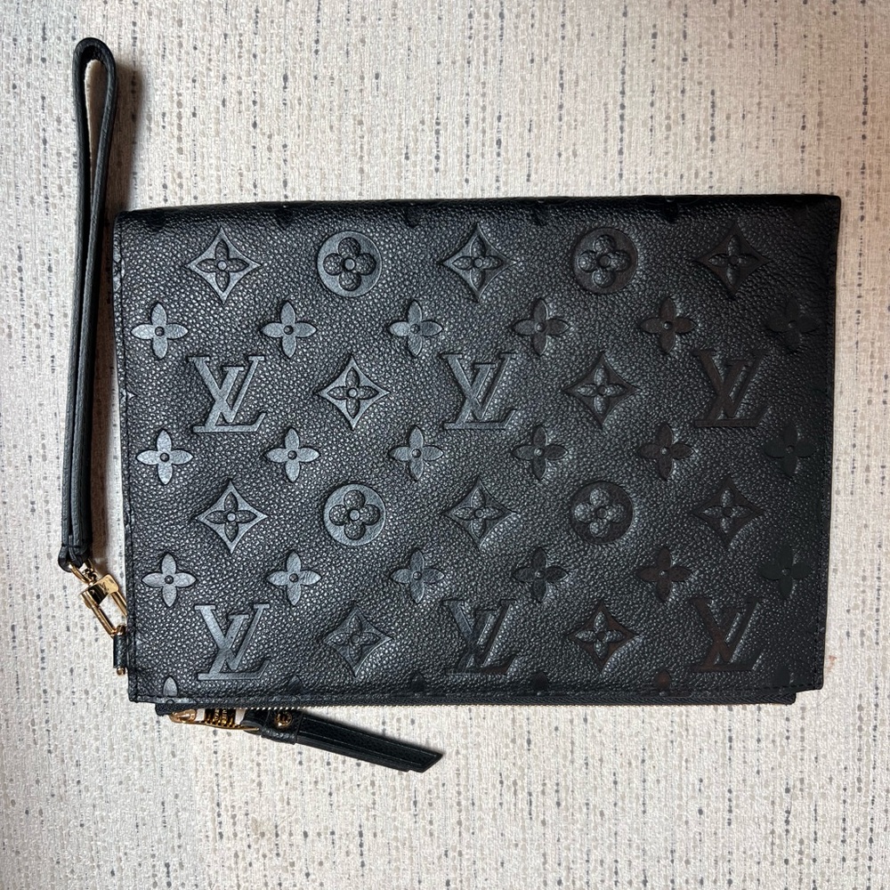🩷🩷🩷 Louis Vuitton Black Monogram Wristlet-Melanie Pochette MM - Picture 9 of 16